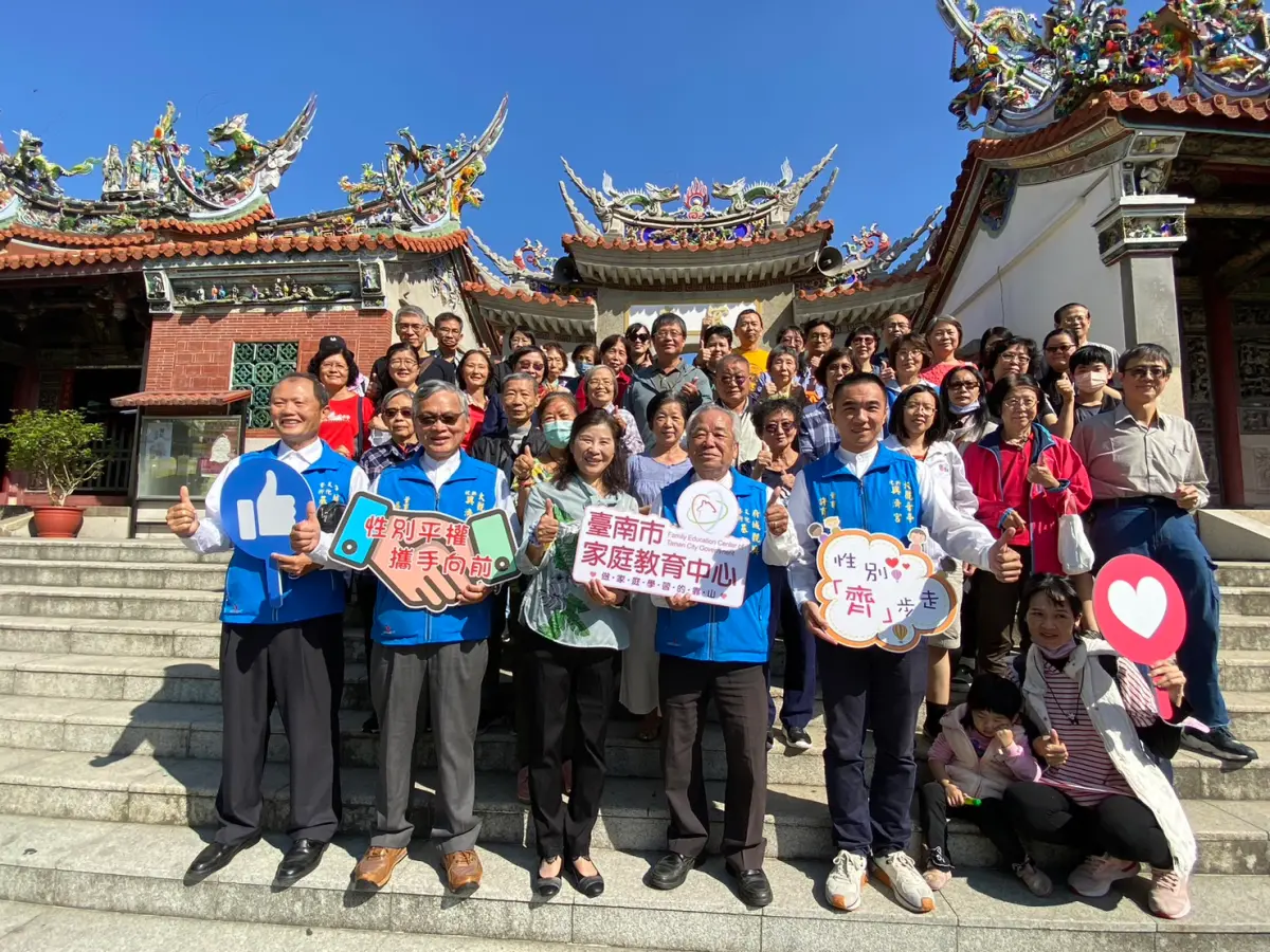 ▲台南市家庭教育中心今天與興濟宮合辦廟語如珠性別漫遊講座，參與人員在廟前與興濟宮董事會合影。（圖／記者劉悅儷攝，2023,12,10）