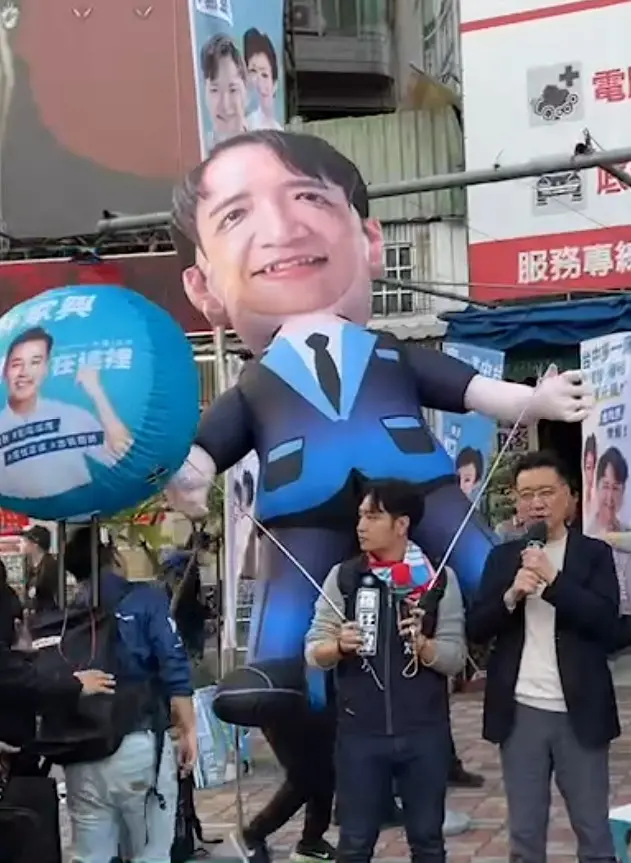 ▲羅廷瑋拜票時揹著顯眼的巨型氣球。(圖/翻攝羅廷瑋臉書,2023.12.10)