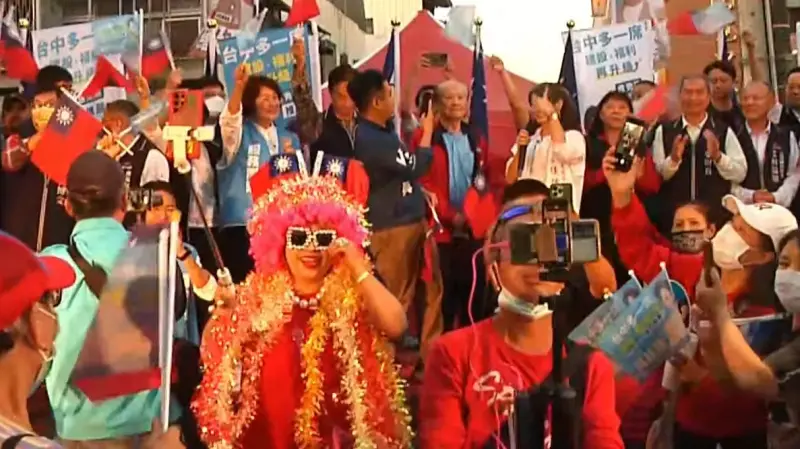 ▲韓國瑜還沒進場,許多韓粉已興奮擠到台前,想近距離接觸偶像。(圖/羅廷瑋競總提供,2023.12.10)