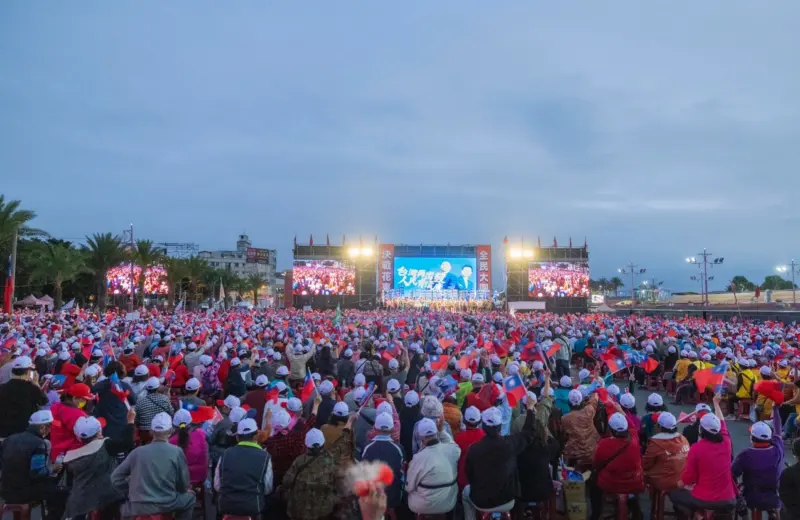 ▲侯友宜與傅崐萁花蓮造勢,現場人潮眾多。(圖/侯辦提供)
