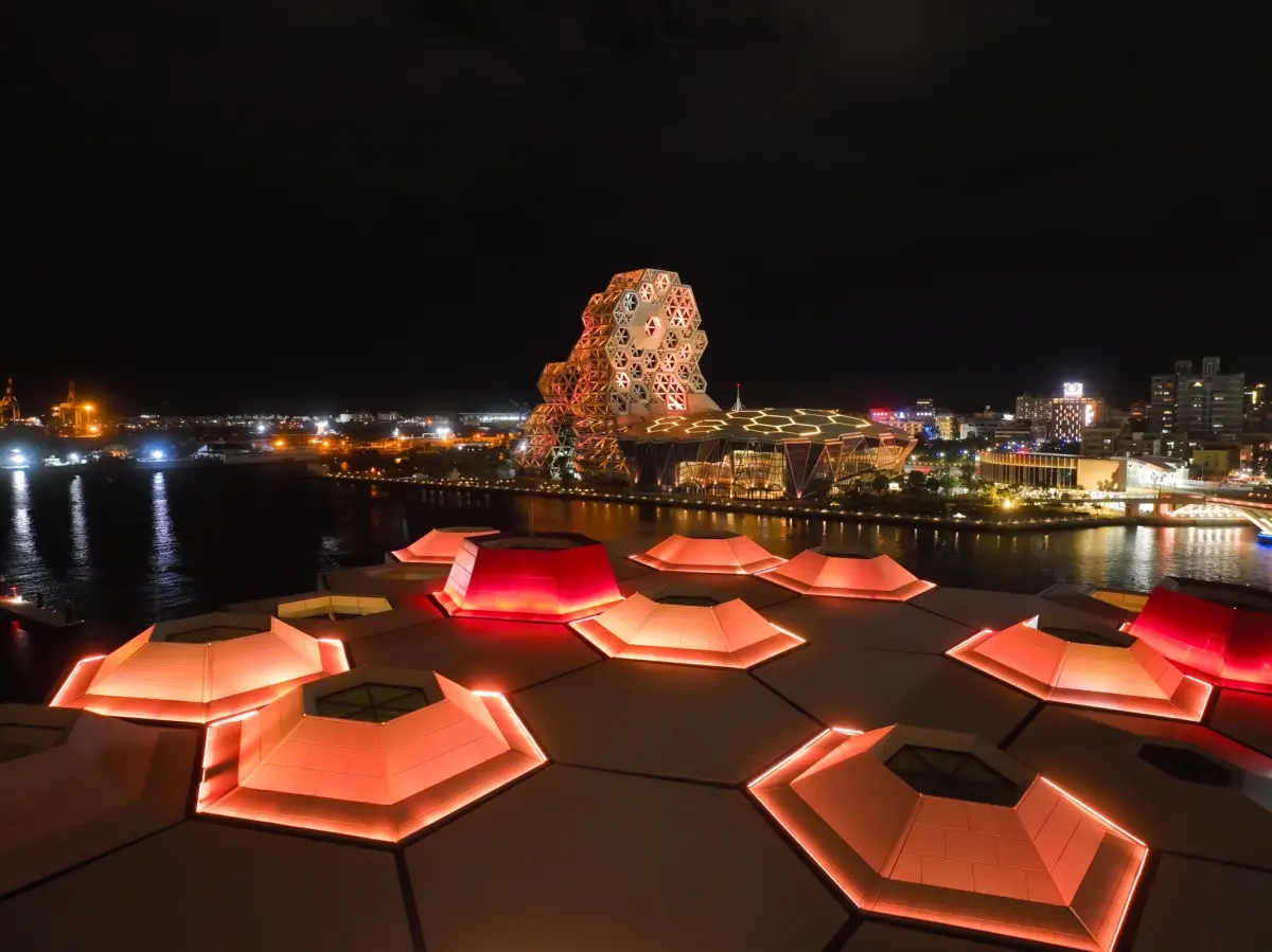 ▲高市府團隊貼心準備「橘色應援點燈」，高雄流行音樂中心、愛河灣在晚間亮起夢幻橘色燈光，展現高雄熱情歡迎橘色惡魔的到訪，讓學生驚呼連連。（圖／高雄市政府提供）