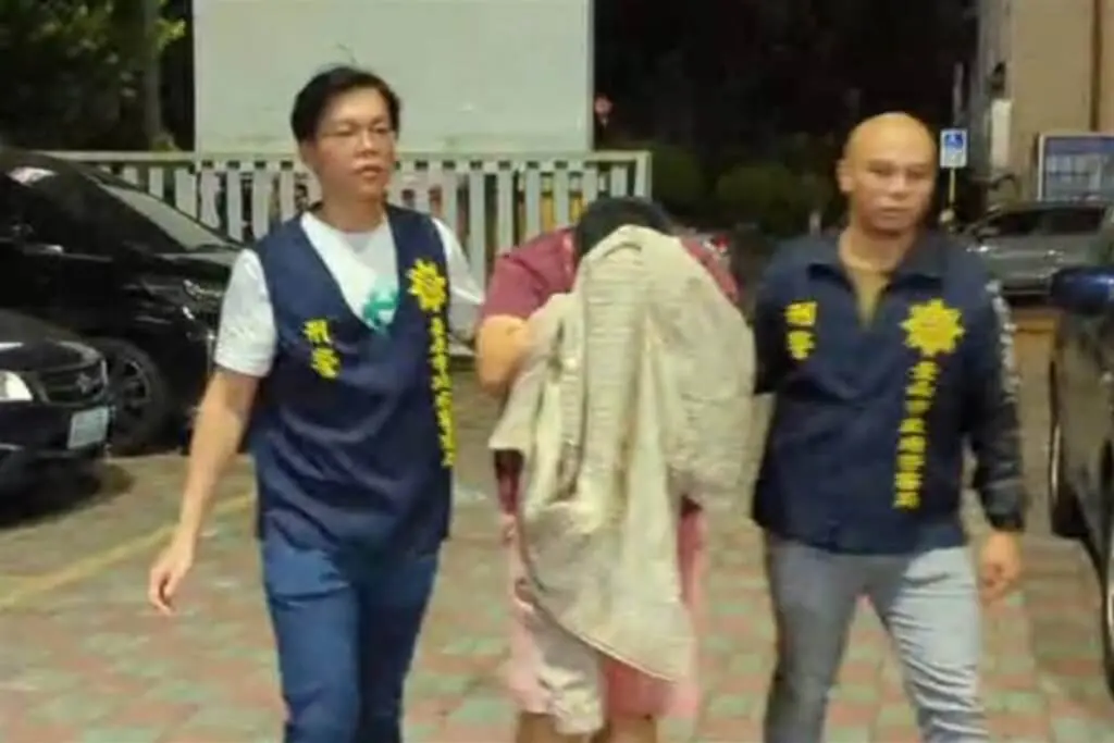 ▲社群媒體平台X帳號貼出許多在醫院偷拍病患私密照片，引發議論，警方接獲遭影射的醫院及醫師報案成立專案小組追查，經科技偵查鎖定38歲洪姓男子（中）涉案，拘提洪男移送法辦。（讀者提供）中央社記者楊思瑞台南傳真 112年12月10日