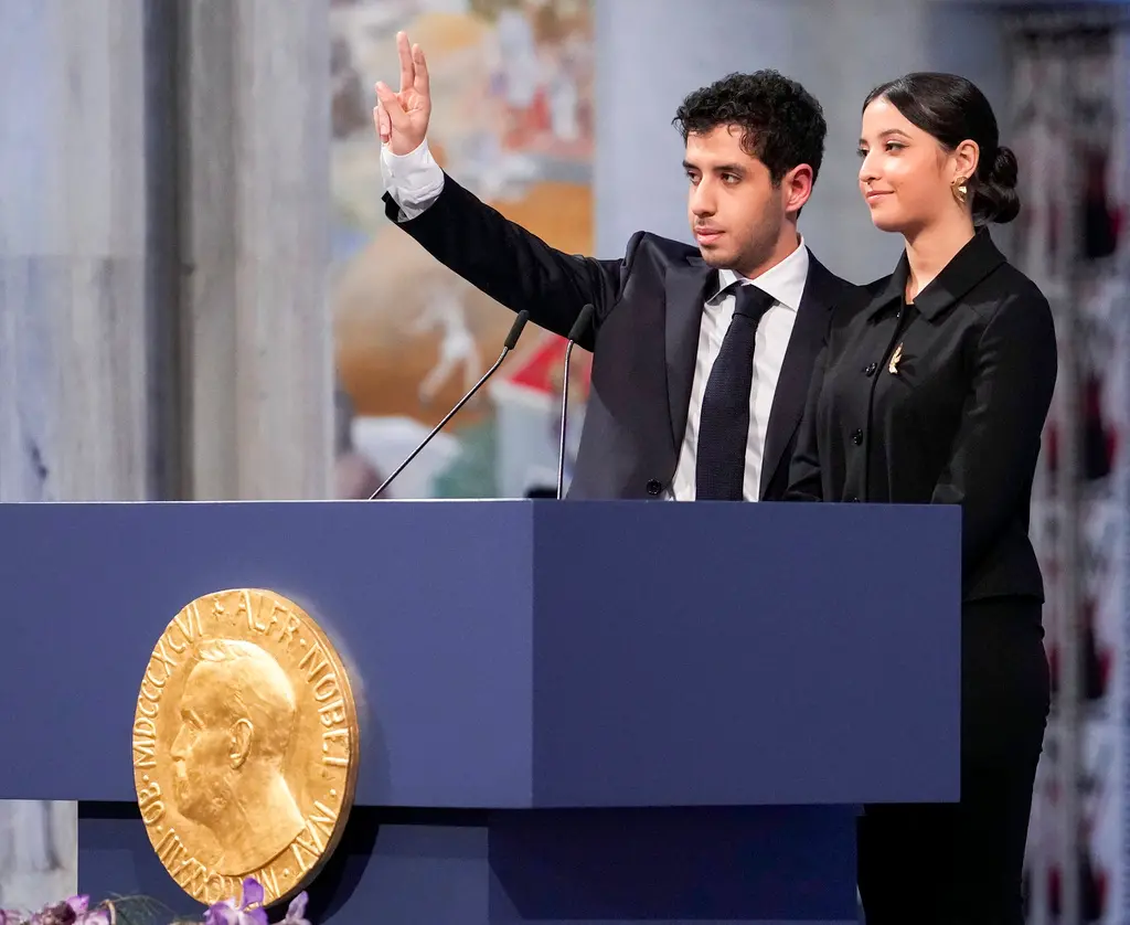 ▲榮獲今年諾貝爾和平獎的伊朗女權與人權鬥士穆哈瑪迪因人在伊朗獄中無法出席，其雙胞胎兒女在挪威代為領獎。（圖／美聯社／達志影像）