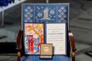 ▲諾貝爾獎委員會保留一張空著的椅子象徵人在監獄的和平獎得主伊朗女權人士穆哈瑪迪。（圖／美聯社／達志影像）