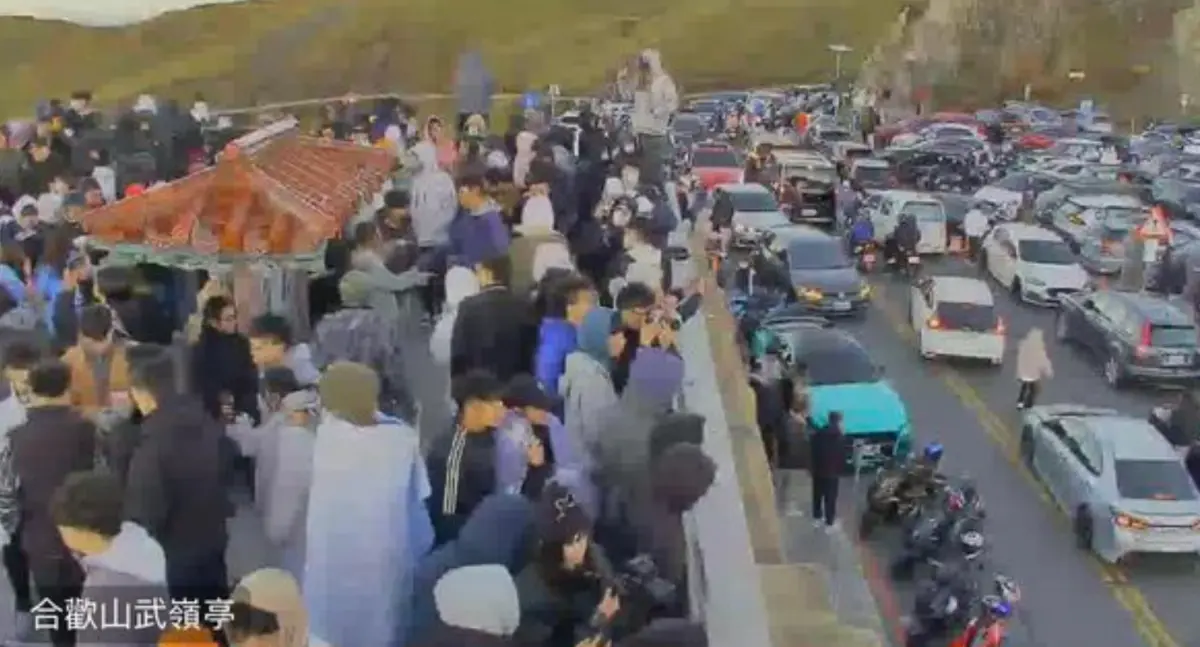 ▲合歡山武陵亭在還沒進入寒冬的時候，結果清晨就湧入大批的遊客，監視器畫面人潮相當驚人。（圖/中橫路況交通資訊站）