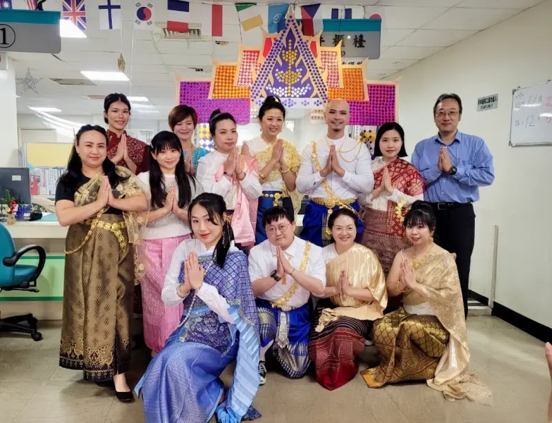 ▲移民署新竹縣服務站同仁於12月8日這天精心裝扮，換上泰國傳統服飾，並將辦公廳舍搖身一變成為泰國宮殿。（圖／移民署提供）