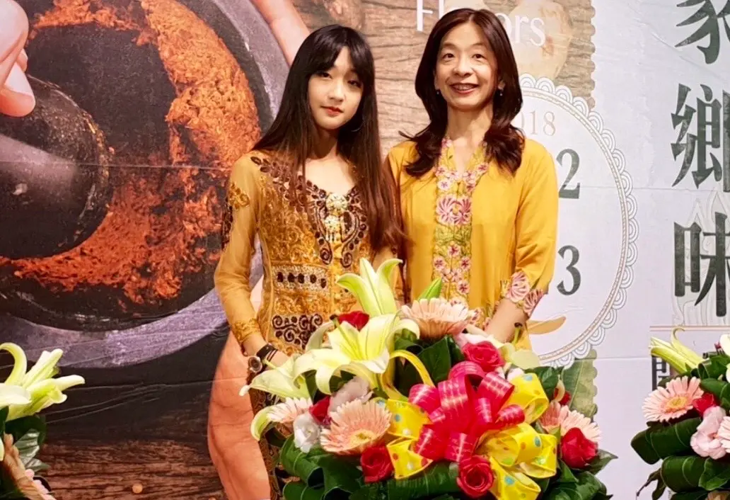 ▲來自印尼的林達（右）曾獲選為國立台灣博物館新住民服務大使，並擔任活動主持人，林達的女兒林小婷（左）也一同參與。（圖／移民署提供）