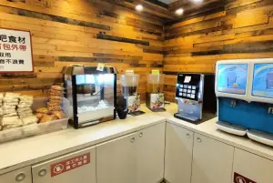 ▲六扇門的自助吧專區非常多元,飲料機就有好幾種,還有提供爆米花、冰淇淋,連主食都有王子麵、鍋燒意麵、肉燥飯提供顧客吃到飽。(圖/六扇門Google評論) ▲六扇門的自助吧專區非常多元,飲料機就有好幾種,還有提供爆米花、冰淇淋,連主食都有王子麵、鍋燒意麵、肉燥飯提供顧客吃到飽。(圖/六扇門Google評論)