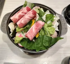 ▲六扇門小火鍋被網友譽為是當今「最強小火鍋」店家,因為豐富的自助吧成為一大賣點。(圖/Google評價) ▲六扇門小火鍋被網友譽為是當今「最強小火鍋」店家,因為豐富的自助吧成為一大賣點。(圖/Google評價)