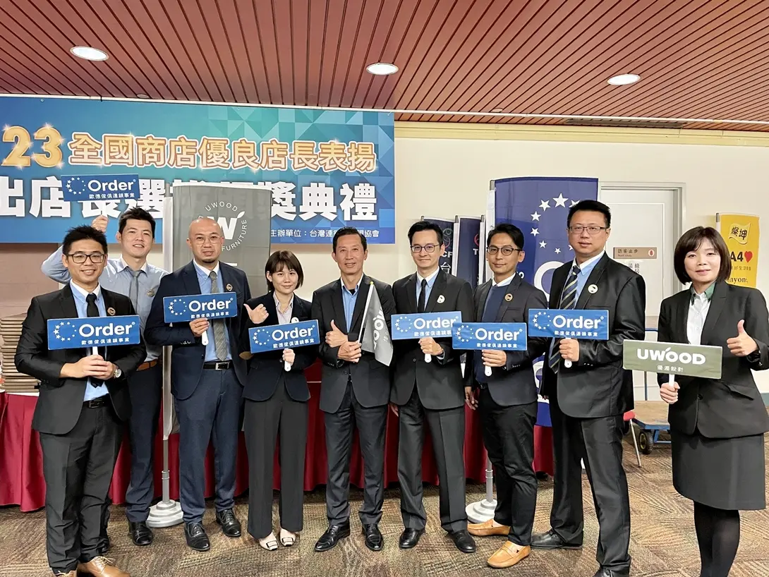 ▲歐德集團副董事長馬國慶（右五）和八位優良店長共享獲獎喜悅。（圖／品牌提供）