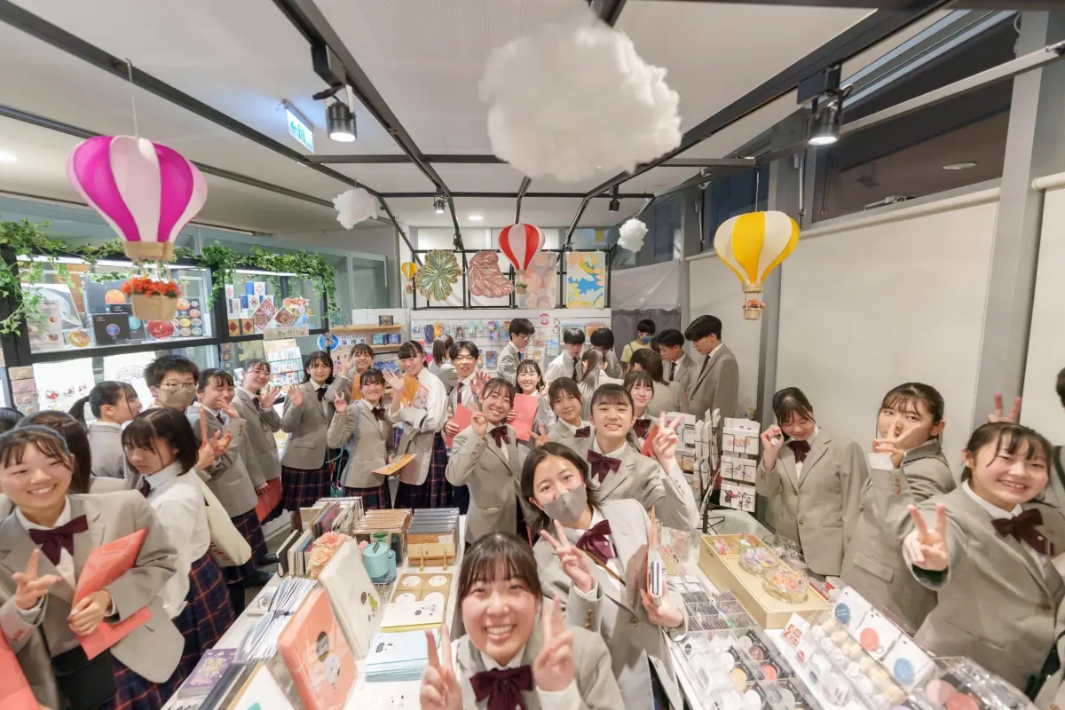 ▲橘高校吹奏樂部在昨（10）日晚間走訪高雄市立圖書館總館。（圖／高雄市政府提供）