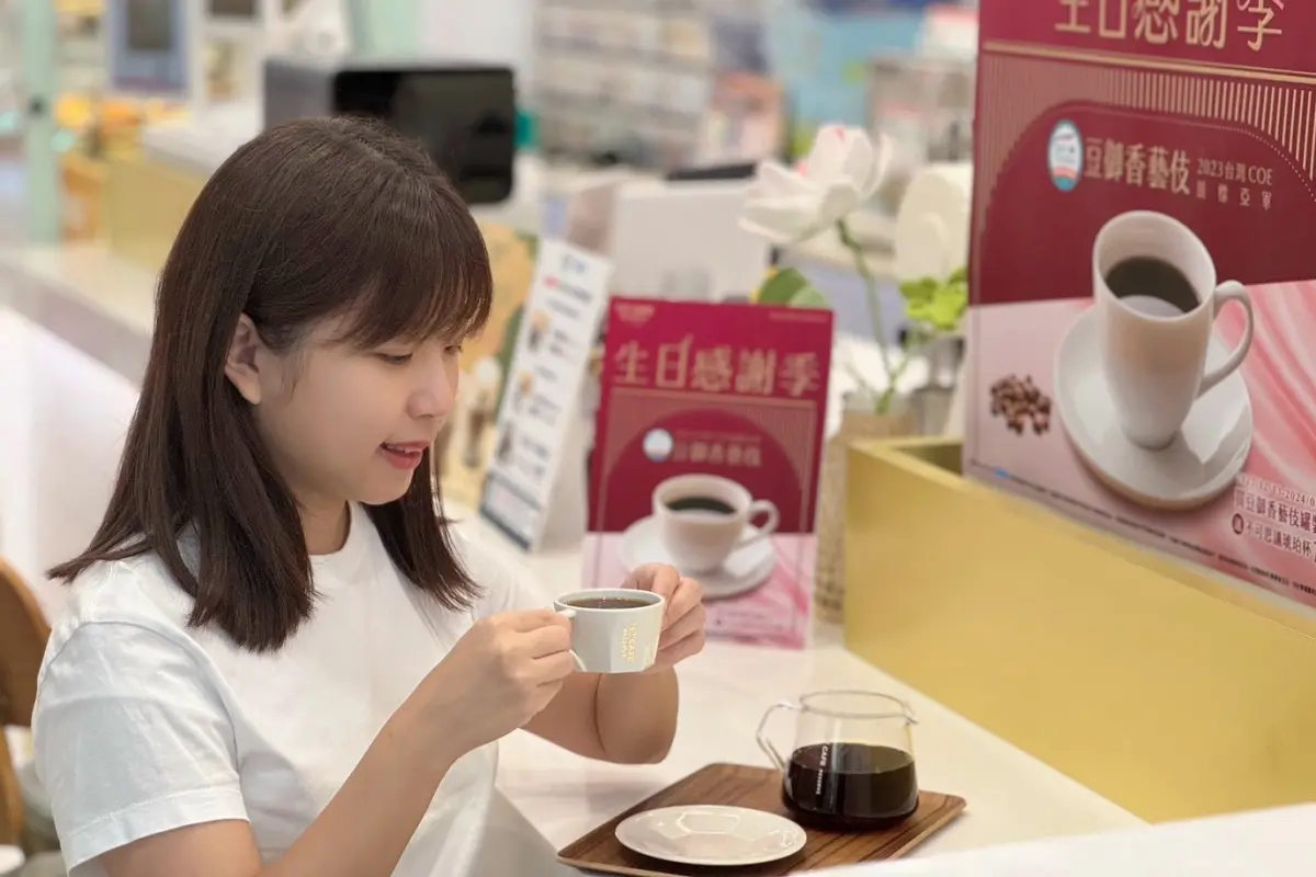 ▲7-11在21間門市推出「阿里山豆御香藝伎咖啡」，每杯800元；姓名對中1字「不可思議」，免費喝冠軍美式。（圖／業者提供）
