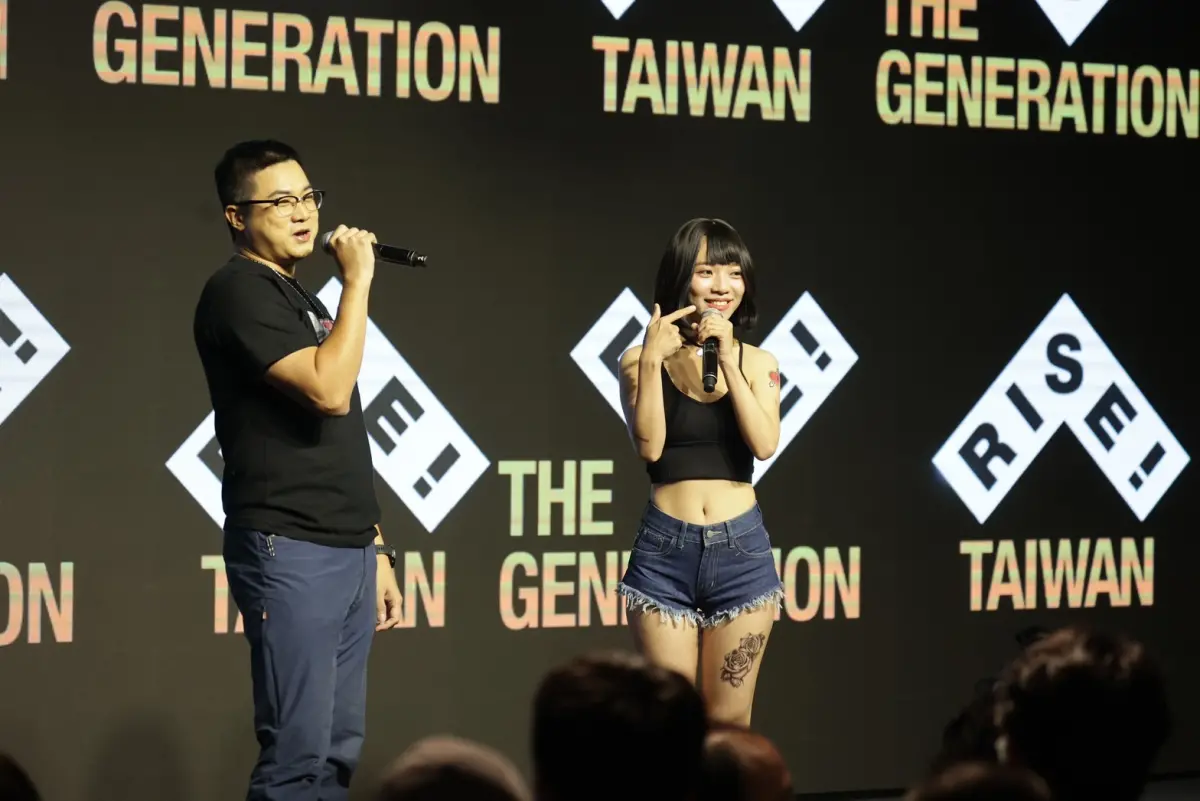 ▲黃捷昨（10）日扮成「超商妹」與「山道猴子」作者Eric合體，上演莫忘初衷的精彩對白。（圖／黃捷競總提供）