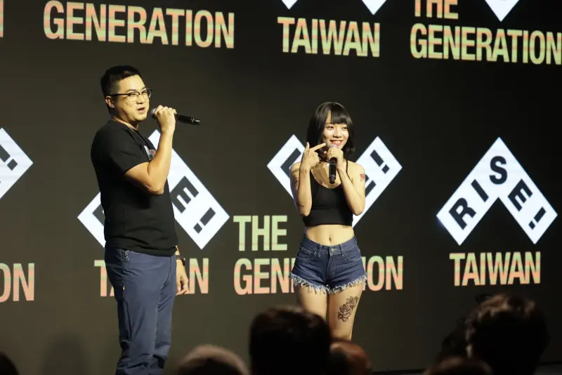 <p>▲黃捷(右)特別扮成「超商妹」與「山道猴子」作者Eric合體,上演莫忘初衷的精彩對白。(圖/黃捷競總提供)</p>