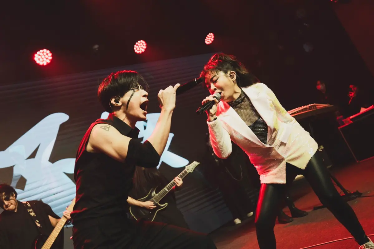 ▲王彩樺（右）日前在「這個世代」的專場中，壓軸演出神曲《保庇》，明（29）天早上將和黃捷一起掃街。（圖／黃捷競總提供）