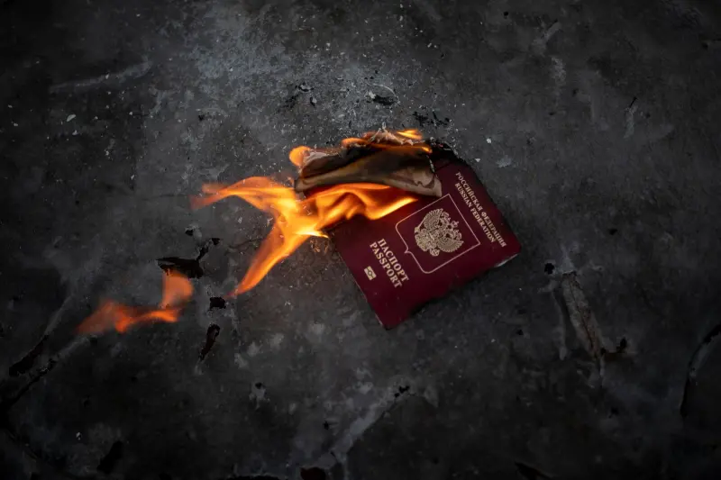 ▲俄羅斯政府發布一項法令，要求被限制出境者在接獲通知5天內交出護照。示意圖。（圖／美聯社／達志影像）