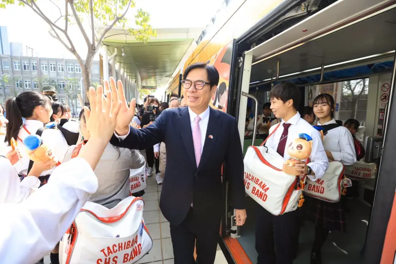 ▲「橘色惡魔」高雄輕旅行，市長陳其邁也以神秘嘉賓的身份在光榮碼頭站上車，送上「橘高校限定版」一卡通及蜜柑娃娃兩項客製限量的紀念禮物。（圖／高市府提供）