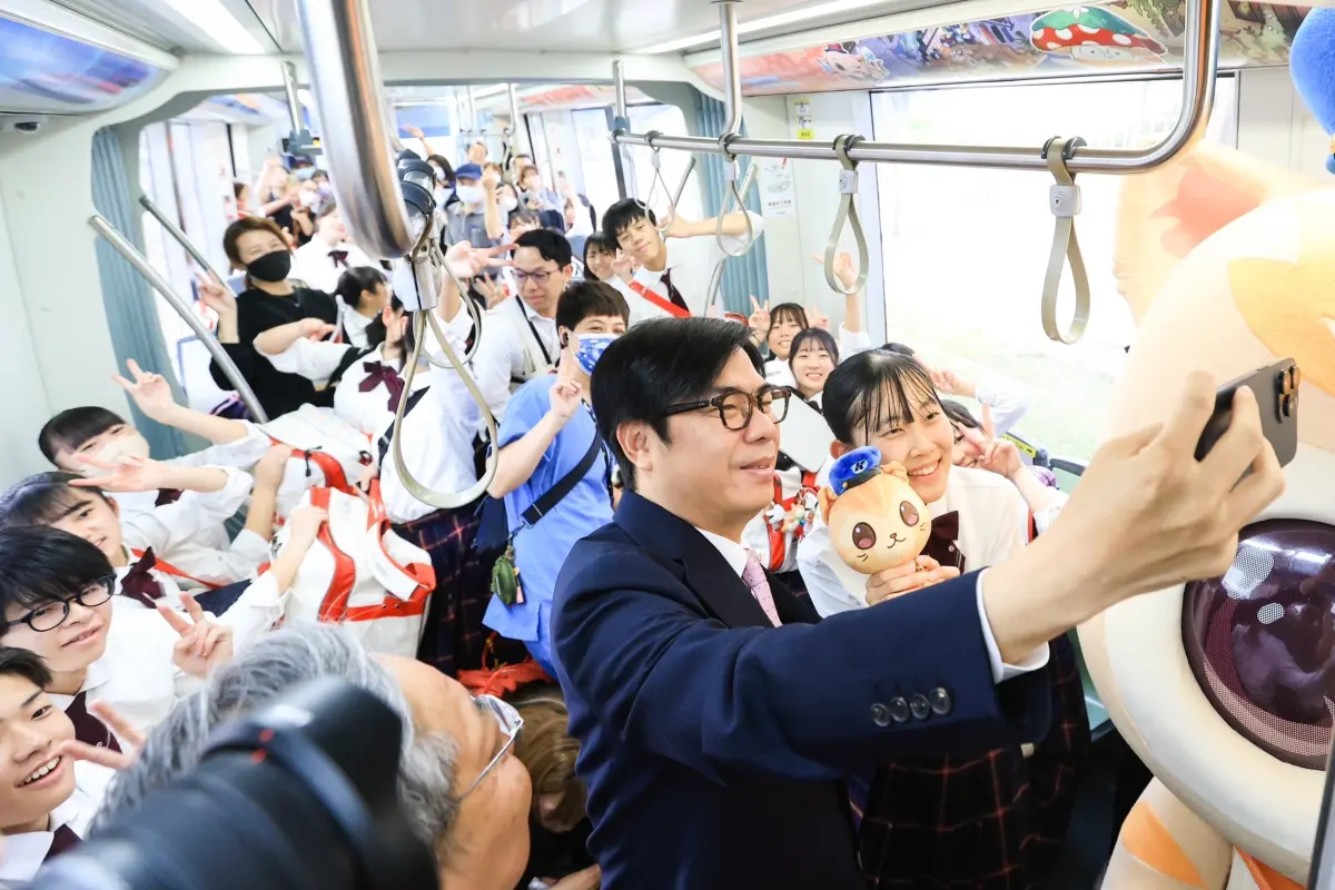 ▲當「柑橘號」輕軌列車抵達光榮碼頭站時，高雄市長陳其邁更作為神秘嘉賓驚喜現身，讓學生超驚訝。（圖／高雄市政府提供）