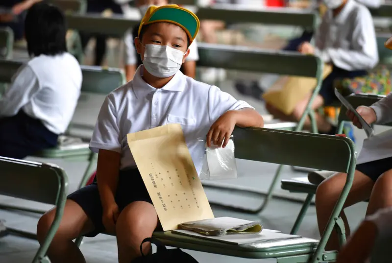 ▲日本學童呼吸道感染狀況，創下10年新高。圖為新冠肺炎疫情期間，正在等待消毒環境的日本小學生。（示意圖／美聯社／達志影像）