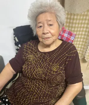 ▲王宮鍋物的85歲頭家嬤奪得第一屆高雄店花冠軍，可以帶回真金獎牌。（圖/臉書＠K Taiwan）