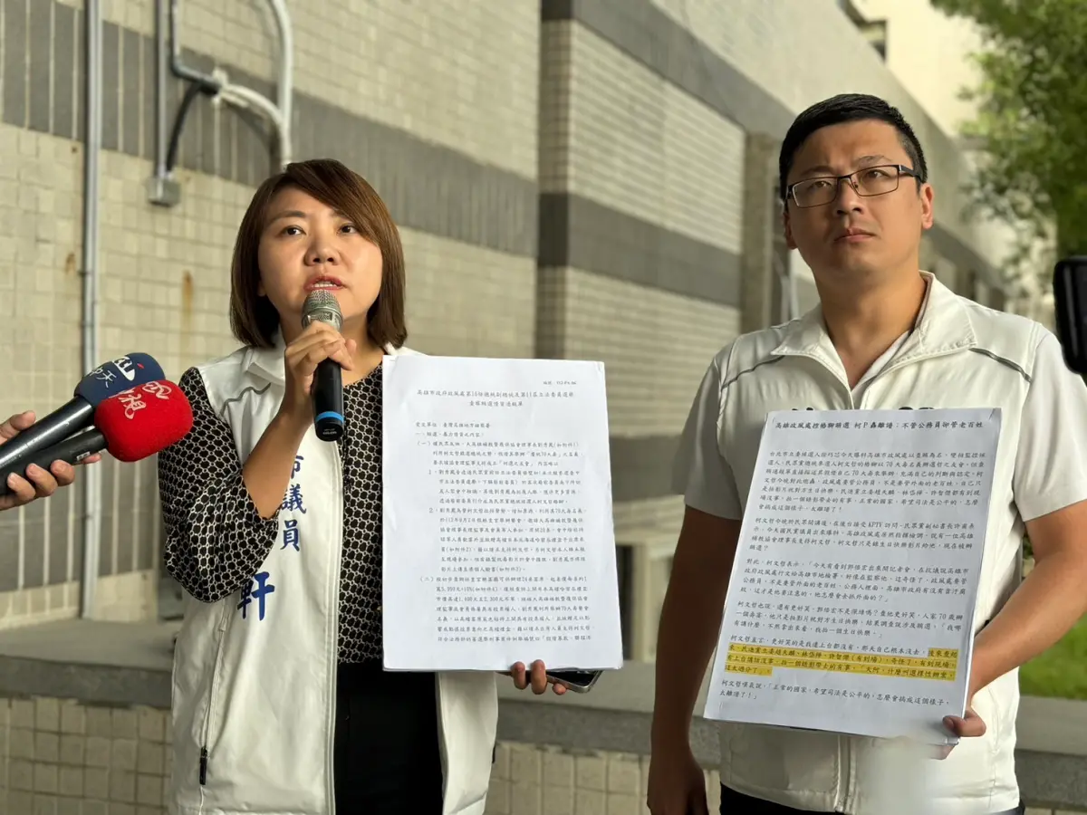 ▲高雄市議員邱于軒、國民黨市黨部發言人莊為傑今（11）日上午前往高雄地檢署告發立委林岱樺、許智傑涉嫌違反選罷法並加告高雄市政風處瀆職。（圖／國民黨高雄市黨部提供）