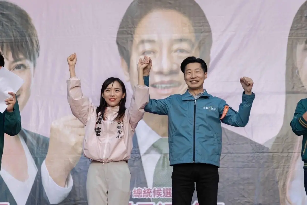 ▲黃捷（左）在「這個世代」未來專場演唱會中cosplay超商妹，遭館長批賣肉。（圖／翻攝自林昶佐臉書）