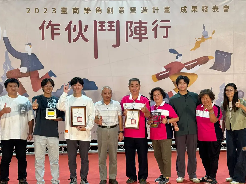 ▲都發局長徐中強(左四)與得獎單位一起合影（圖／台南市都發局提供）