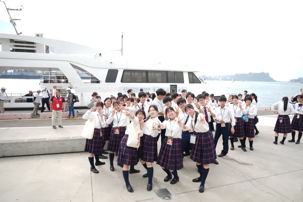 ▲把握「橘色惡魔」造訪高雄的時間，高雄市政府今（11）日特地安排橘高校吹奏樂部學生搭乘文化遊艇，欣賞高雄港灣美景。（圖／高雄市政府提供）