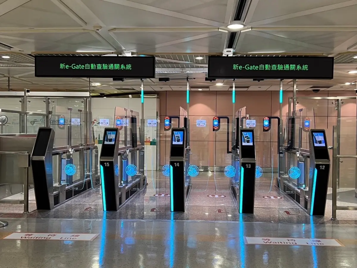 ▲林右昌指出，移民署在松山、桃園、高雄機場與金門水頭港均設有自動查驗通關系統（e-Gate）。（圖／移民署提供）