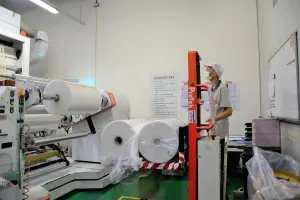 ▲旭源包裝科技公司產線員工操作電動油壓升降台車，改善過去須由人工搬運原料至機具上的工作方式