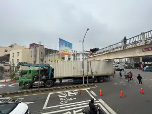 台南拖板車裝載貨櫃屋卡天橋 交通受阻30分鐘

