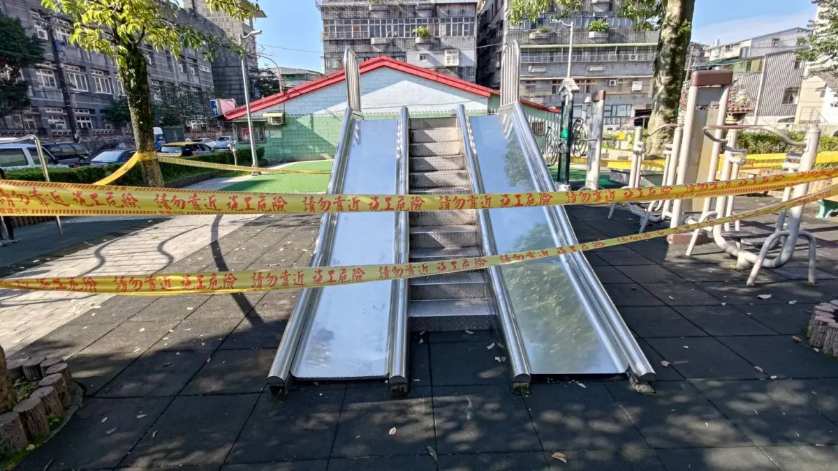 ▲基隆市政府將錯貼在扶手的「防滑貼條」拆除，並緊急封閉永平公園溜滑梯區。（圖 ／基隆市政府提供）