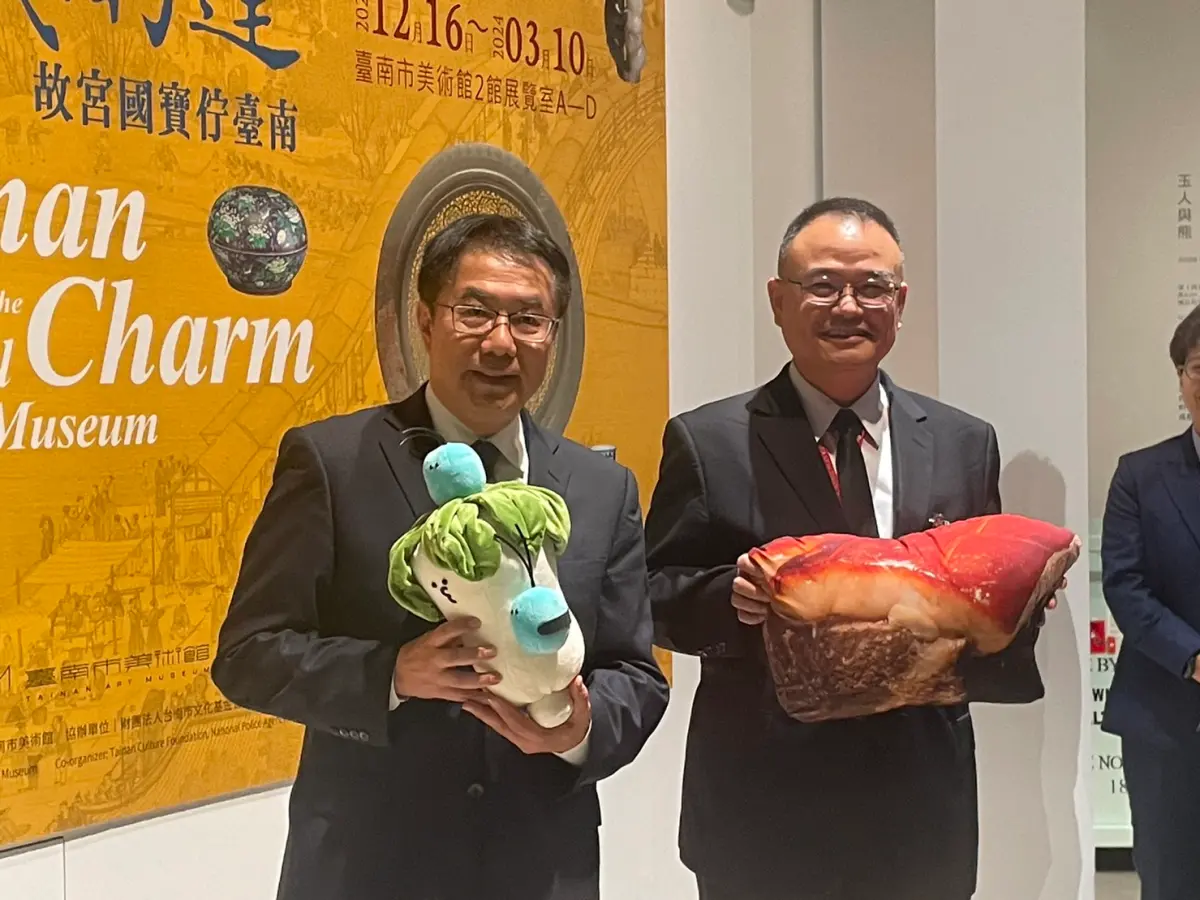 ▲台南市長黃偉哲帶著控肉寶寶與故宮院長蕭宗煌手上的翠白白互贈 （圖／記者林怡孜攝，2023,12,11）