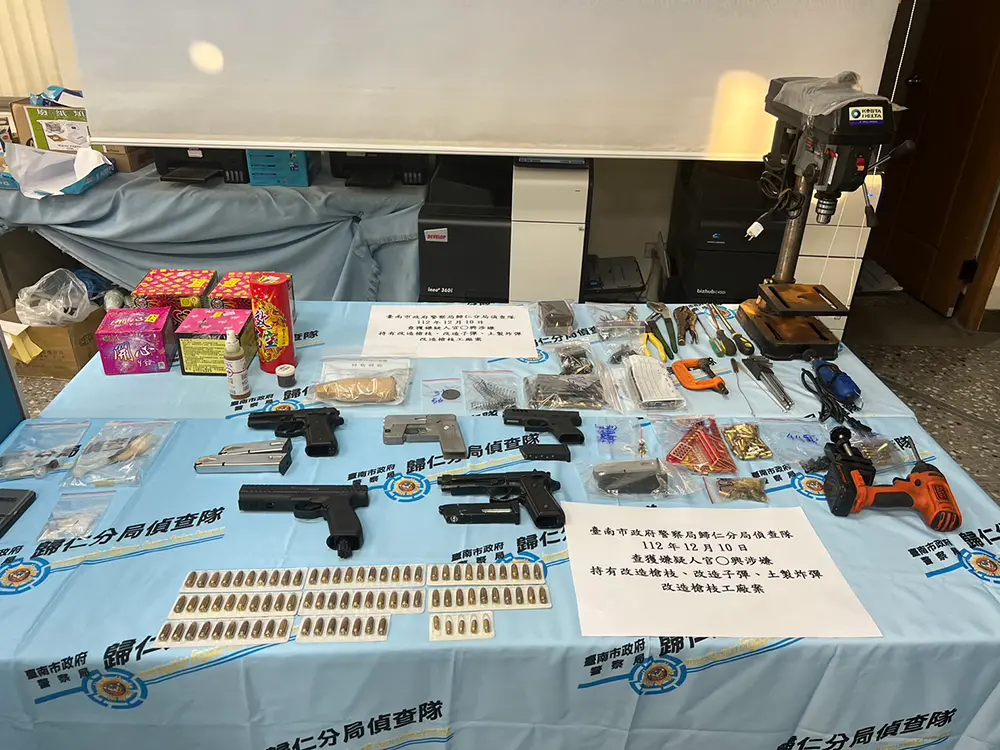 ▲警方查獲改造手槍 2支、子彈82顆及罕見手機型手槍1支、土製炸彈1顆、及第二級毒品安非他命、槍枝改造工具1批等證物（圖／台南市警察局歸仁分局提供）