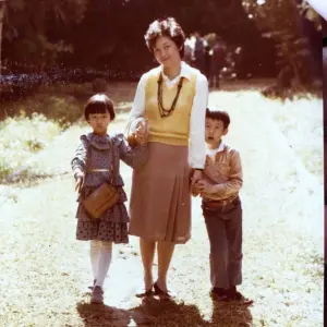 ▲范瑋琪（左）與媽媽（中）兒時合照。（圖／翻攝自范瑋琪Instagram）