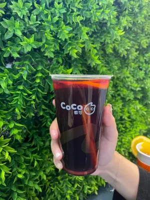 ▲CoCo為了這嶄新的「瓦倫西亞熱紅酒」季節聖誕飲品，用心搭配12月份CoCo造型限量杯身。（圖／品牌提供）