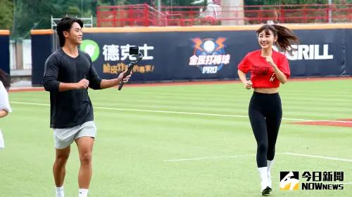 ▲▼球星呂詠臻(上圖左、下圖)親自下場體驗一邊直播一邊跑步,也認為小映(右)跑得真的有點多。(圖/記者吳翊緁攝影) ▲▼球星呂詠臻(上圖左、下圖)親自下場體驗一邊直播一邊跑步,也認為小映(右)跑得真的有點多。(圖/記者吳翊緁攝影)