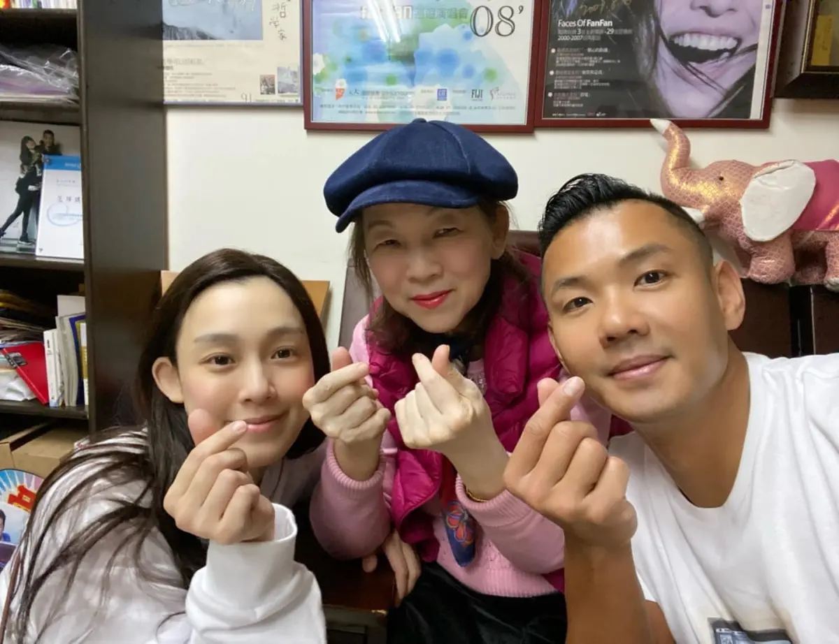 ▲范瑋琪媽媽（中）病逝，范瑋琪（左）於今（15）日在台中永生堂送媽媽最後一程。（圖／翻攝黑人陳建州臉書）