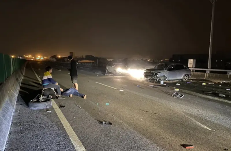 ▲11日晚間10時許，台中國道4號西向12.8公里處，發生一起車禍事故，2名車手逃逸不慎自撞翻覆。（圖／翻攝畫面）
