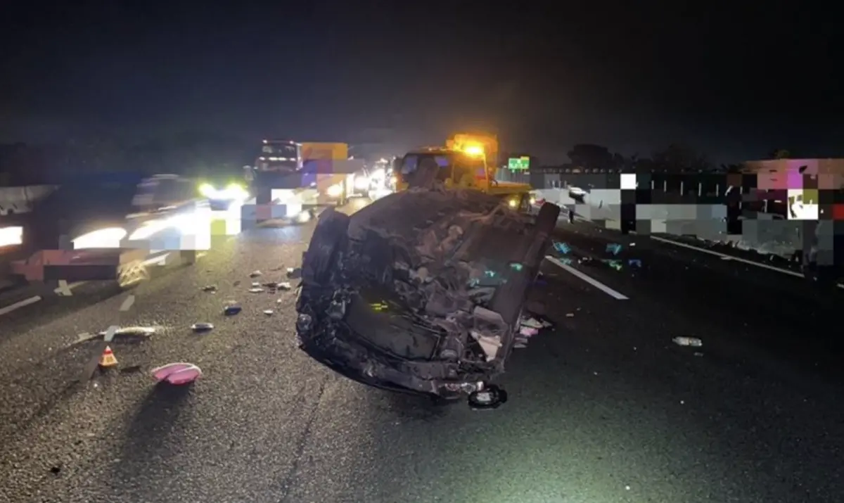 ▲昨天一名洪姓女子駕車行經國道1號南下259公里時，疑因變換車道不慎，擦撞內側護欄，造成護欄的防眩板掉落北上車道，共計波及3部轎車與1部大貨車，事故導致1死5輕傷，詳細事故原因，仍待釐清。（圖／翻攝畫面）