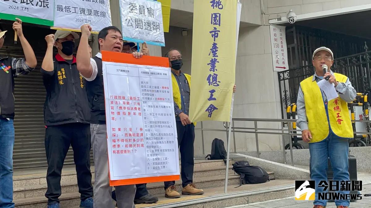 ▲工鬥團體怒批，倉促通過《最低工資法》，僅是把現況當政績、騙選票的作為。（圖／記者林志怡攝，2023.12.12）