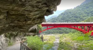 ▲太魯閣國家公園有不少步道可以邊走邊欣賞大自然美景，相當適合在城市壓力大的遊客。（圖/Google評價）