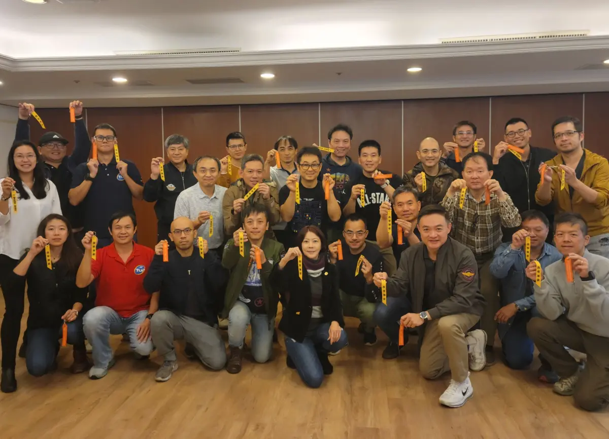 ▲機師工會日前發起黃飄帶行動，鼓勵飛行員集體將寫上訴求的黃飄帶。針對長榮分會與資方間之勞資爭議，近日內正式舉行罷工投票。（圖／機師工會提供）