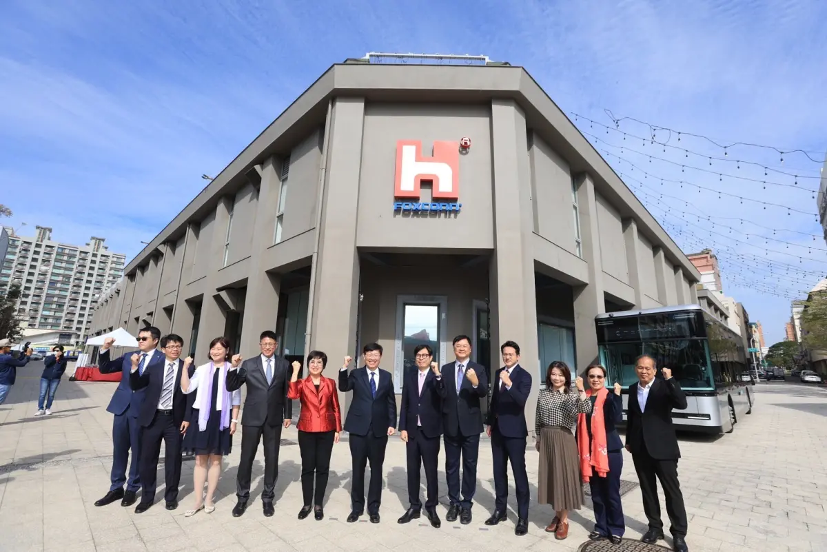 ▲12月6日高雄市長陳其邁（圖右6）、副市長羅達生（圖右5）、經發局長廖泰翔（圖右4）與鴻海董事長劉揚偉（圖左6），共同為鴻海位於駁二特區七號倉庫的「高雄軟體研發中心」啟用揭牌。（圖／高市府提供）