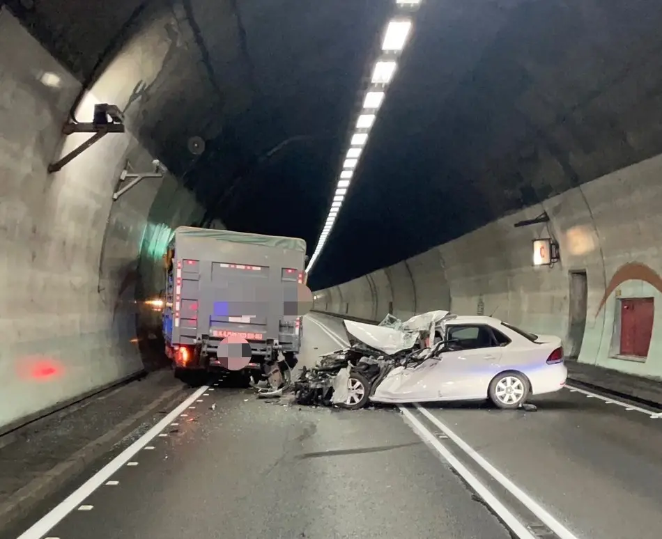 ▲白色小轎車不明原因撞上停在內側車道上的貨車後打橫佔據整個車道。（圖 ／翻攝畫面）