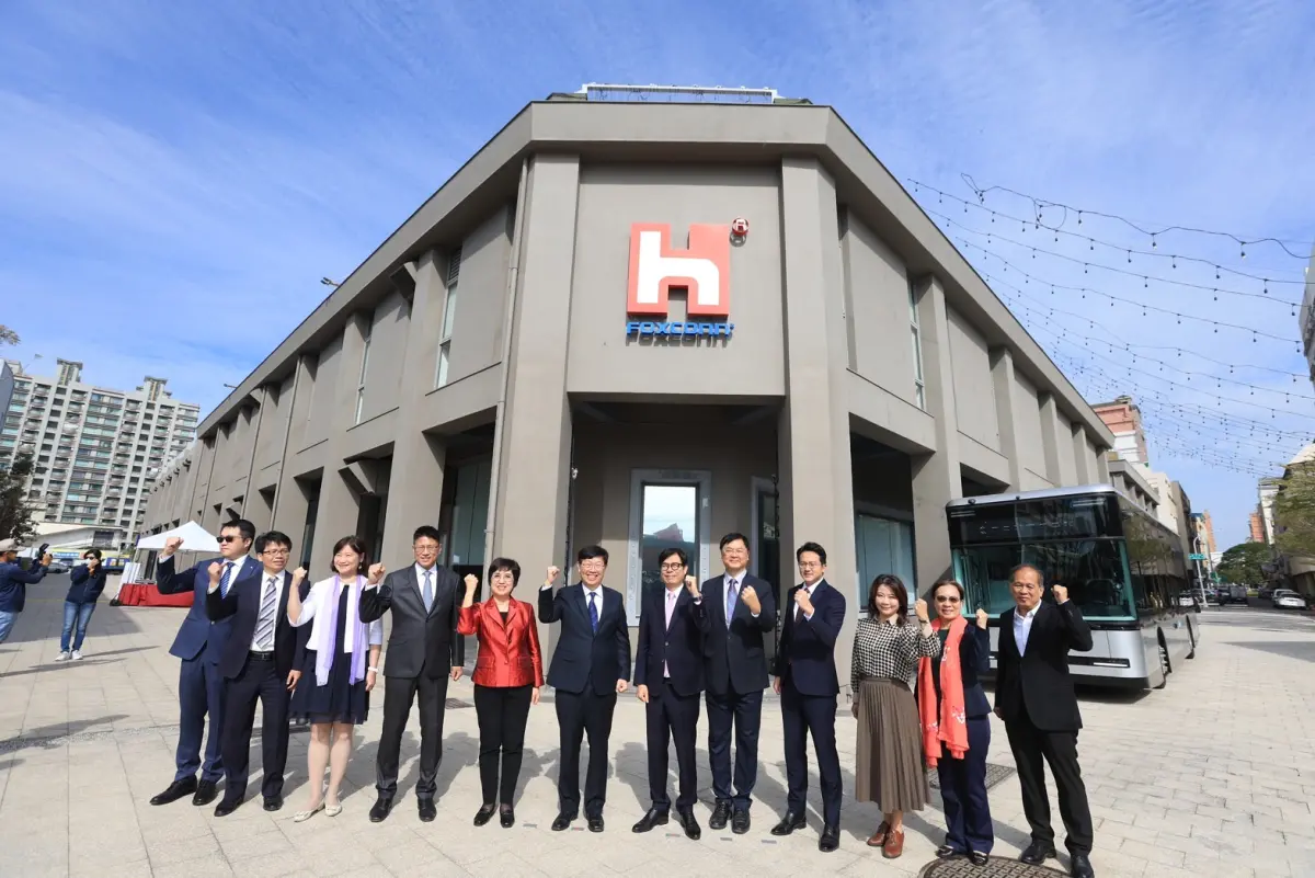 ▲今（2023）年12月6日高雄市長陳其邁（圖右6）、副市長羅達生（圖右5）、經發局長廖泰翔（圖右4）與鴻海董事長劉揚偉（圖左6），共同為鴻海位於駁二特區七號倉庫的「高雄軟體研發中心」啟用揭牌。（圖／高雄市經發局提供）