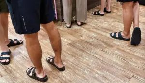 ▲勃肯的防水拖鞋在去年崛起，有網友穿出門直接「連環追撞」，同家店有五名客人都跟自己穿一樣的拖鞋。（圖/路上觀察學院）