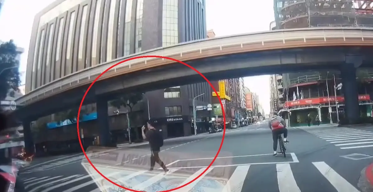 ▲北市一名男子闖紅燈，並於斑馬線上跳舞、比中指，讓人十分傻眼，整個過程被PO到「爆料公社」，引發網友熱議，紛紛怒斥男子沒禮貌。（圖／翻攝爆料公社）