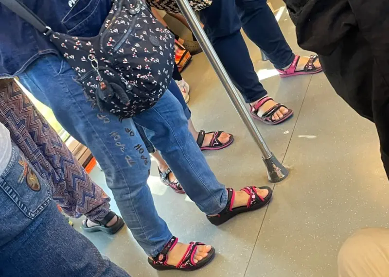 ▲網友最近搭乘捷運時，發現有三位乘客的拖鞋竟然都是同款，讓她感到非常新奇。（圖/路上觀察學院）