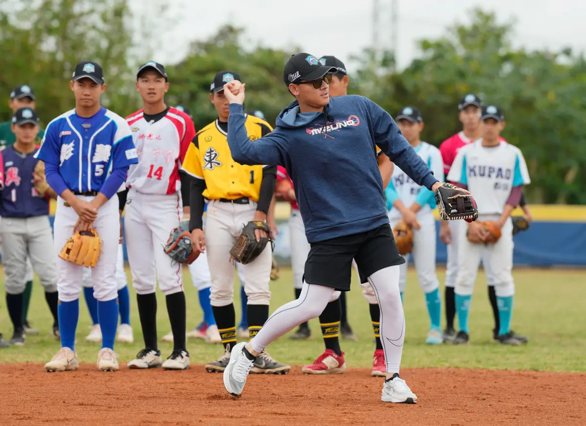 ▲亞錦賽中華隊好手陳聖平出席玉山青棒訓練營！跟吳東融一起指導年輕好手。（圖／棒協提供）